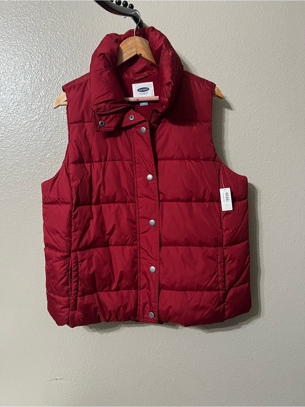 Women’s Old Navy Red puffer vest. Sz-LG NWT.